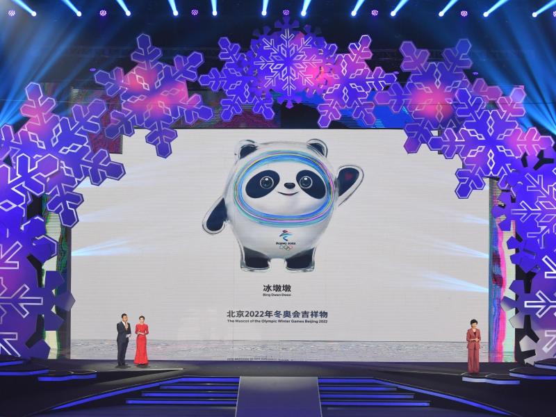 In Peking gibt es keine Pläne die Winterspiele 2022 zu verschieben: Präsentation der Maskottchen. Foto: Ju Huanzong/XinHua/dpa In Peking gibt es keine Pläne die Winterspiele 2022 zu verschieben: Präsentation der Maskottchen. Foto: Ju Huanzong/XinHua/dpa