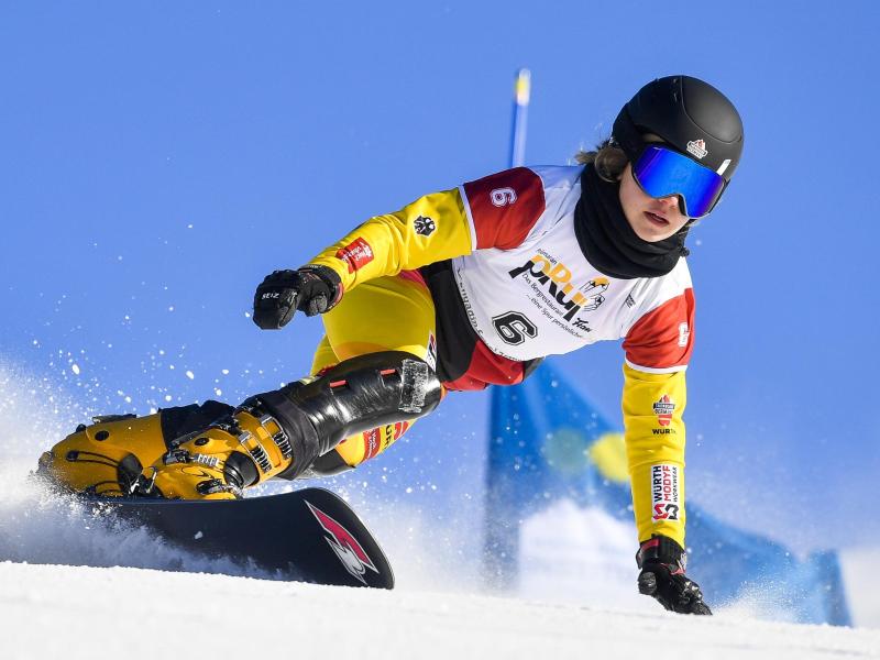 Helferin in Corona-Zeiten: Snowboarderin Carolin Langenhorst. Foto: Gian Ehrenzeller/KEYSTONE/dpa Helferin in Corona-Zeiten: Snowboarderin Carolin Langenhorst. Foto: Gian Ehrenzeller/KEYSTONE/dpa