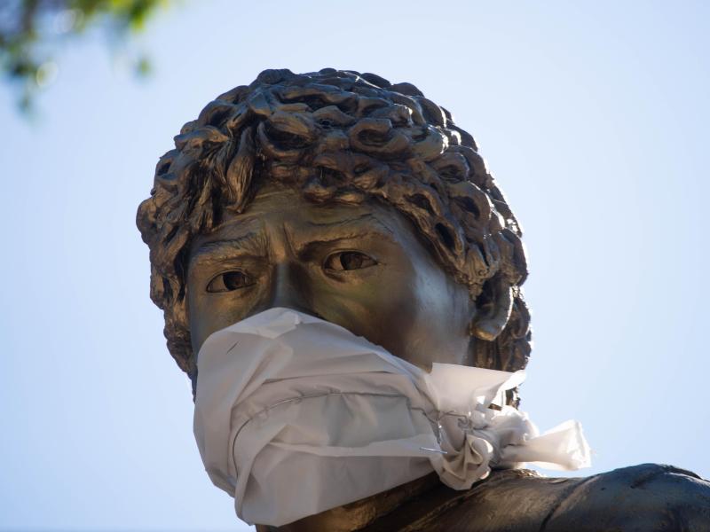 Die Statue von Diego Armand Maradona in Buenos Aires trägt nun auch einen Mundschutz