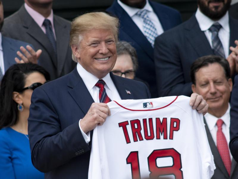 Kündigt als ersten Schritt Geisterspiele im US-Sport an: Präsident Donald Trump Kündigt als ersten Schritt Geisterspiele im US-Sport an: Präsident Donald Trump