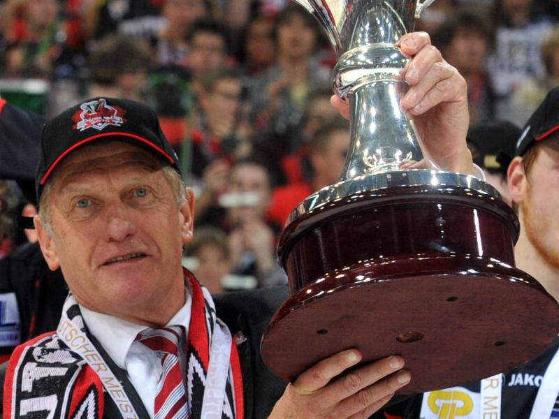 Am 25. April 2010 holt Trainer Hans Zach mit den Hannover Scorpions die deutsche Meisterschaft im Eishockey Am 25. April 2010 holt Trainer Hans Zach mit den Hannover Scorpions die deutsche Meisterschaft im Eishockey