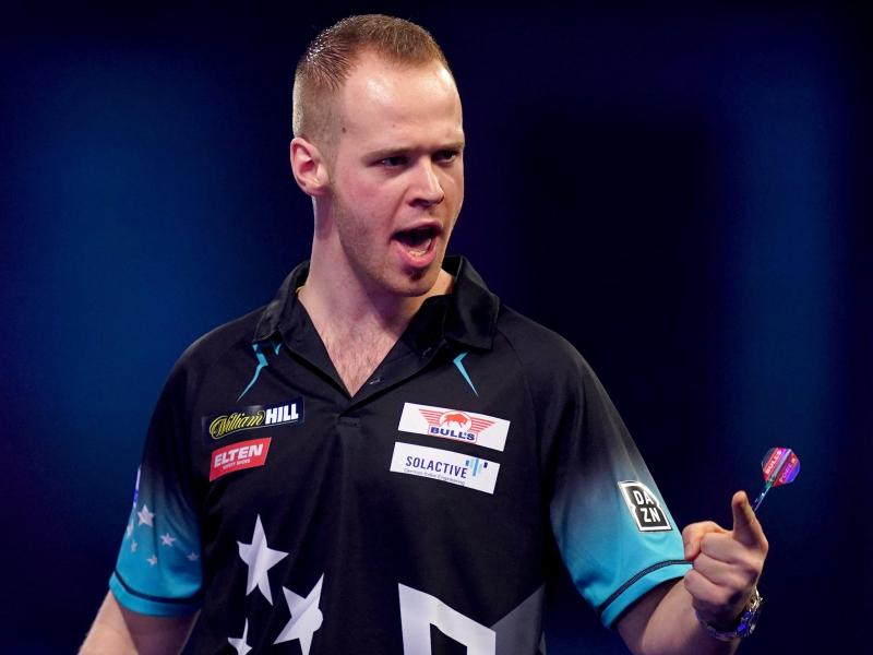 Spielt wegen der Corona-Krise daheim: Darts-Profi Max Hopp Spielt wegen der Corona-Krise daheim: Darts-Profi Max Hopp