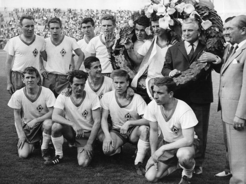 Das Meisterteam von Werder Bremen 1965 mit Gerhard Zebrowski (knieend, 1.v.l.)