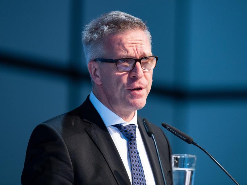 Dirk Schimmelpfennig: "Es ist sehr schwer, heute schon ein Bild von den Olympischen Spielen 2021 zu entwickeln" Dirk Schimmelpfennig: "Es ist sehr schwer, heute schon ein Bild von den Olympischen Spielen 2021 zu entwickeln"