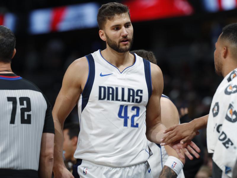 Maxi Kleber nahm zusammen mit seinen Mavs-Kollegen an einer Gedenkfeier teil Maxi Kleber nahm zusammen mit seinen Mavs-Kollegen an einer Gedenkfeier teil