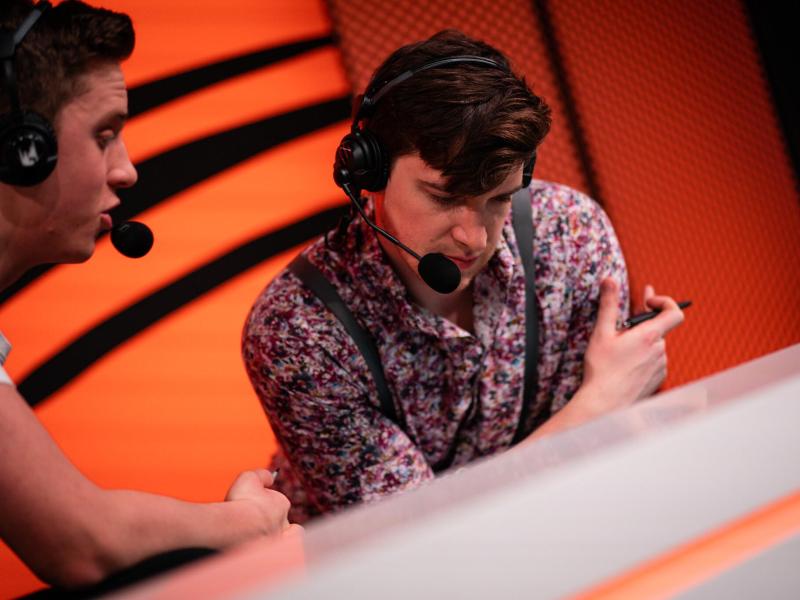 Die LEC-Caster Aaron "Medic" Chamberlain (r.) und Christy "Ender" Frierson werden den "Community Showdown" kommentieren Die LEC-Caster Aaron "Medic" Chamberlain (r.) und Christy "Ender" Frierson werden den "Community Showdown" kommentieren