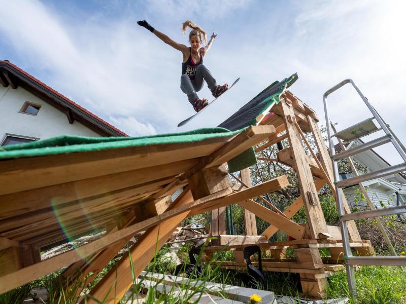 Diese kuriose Konstruktion soll zumindest ein bisschen Home Training ermöglichen Diese kuriose Konstruktion soll zumindest ein bisschen Home Training ermöglichen