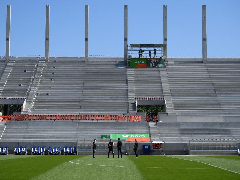 Leere Ränge im Karlsruher Wildparkstadion Leere Ränge im Karlsruher Wildparkstadion