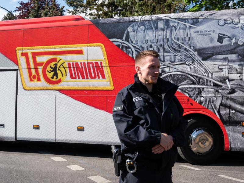 Die Berliner Polizei löste vor dem Heimspiel des 1. FC Union gegen den FC Bayern München eine kleinere Menschenansammlung auf