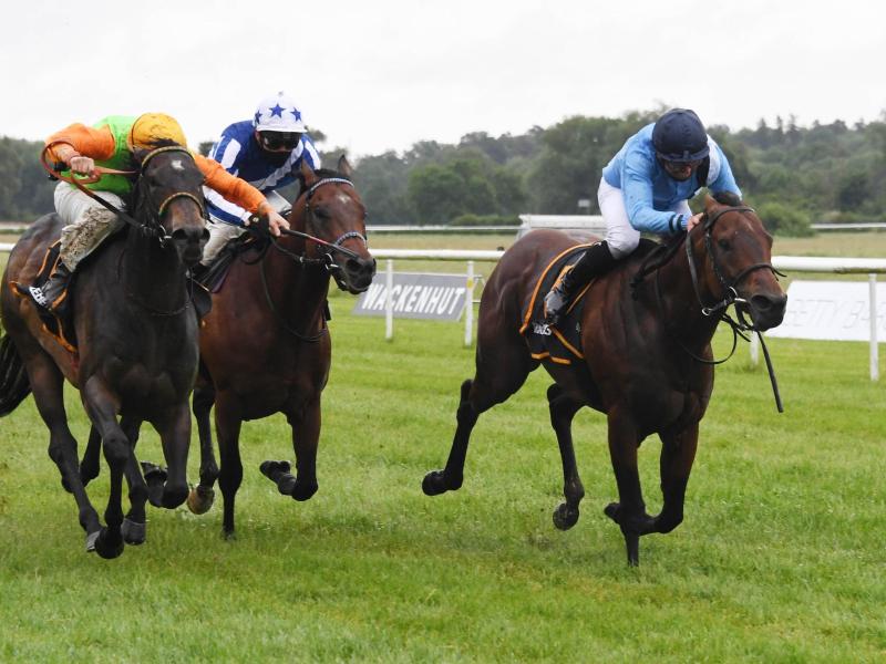 Der Jockey Wladimir Panov (r) gewinnt mit dem Pferd Namos beim Frühjahrsmeeting Der Jockey Wladimir Panov (r) gewinnt mit dem Pferd Namos beim Frühjahrsmeeting