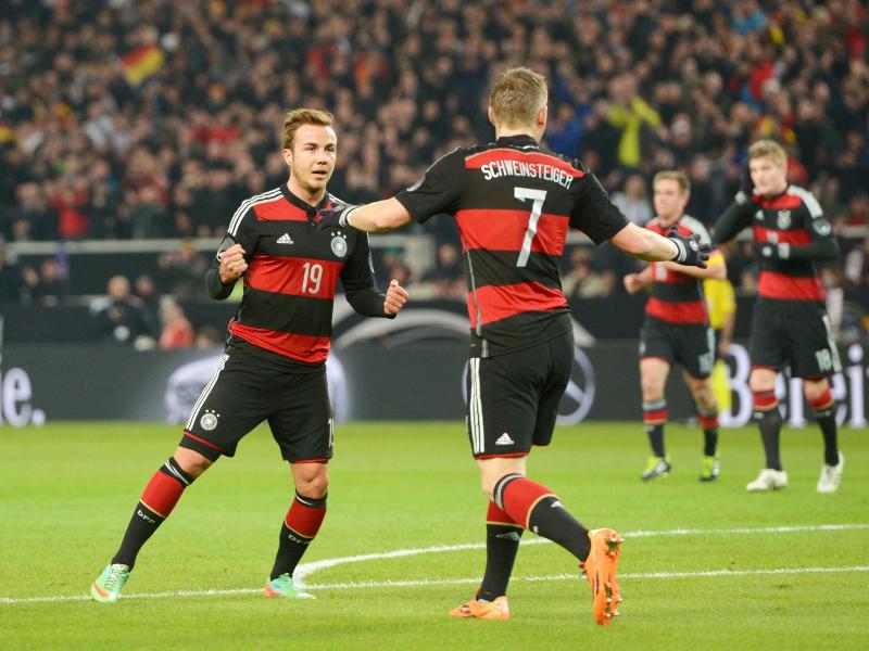 Holten 2014 den WM-Titel: Mario Götze und Bastian Schweinsteiger