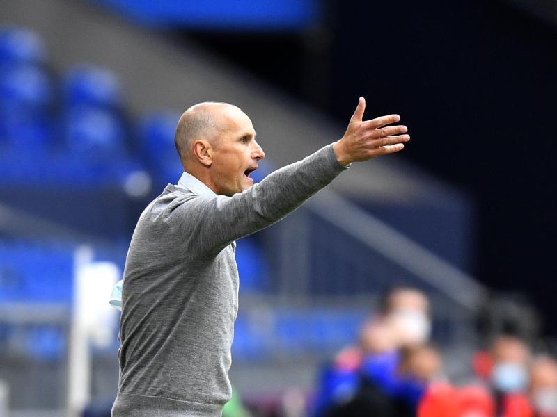 Augsburgs Trainer Heiko Herrlich hofft auf einen Sieg gegen den SC Paderborn