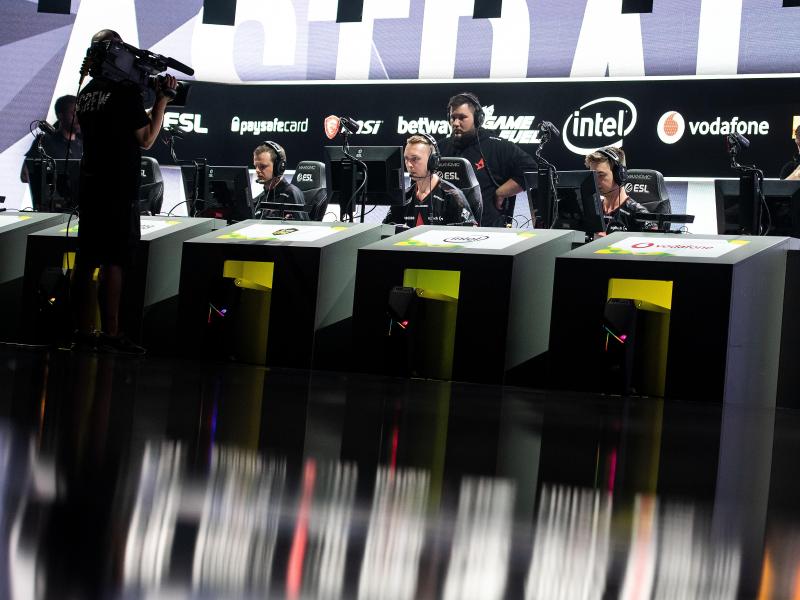 Die Spieler des Teams Astralis sitzen bei der ESL One Cologne 2019 auf der Bühne Die Spieler des Teams Astralis sitzen bei der ESL One Cologne 2019 auf der Bühne