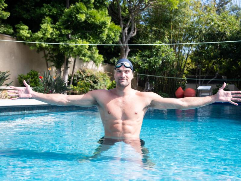 Marius Kusch steht in einem privaten Pool in San Diego Marius Kusch steht in einem privaten Pool in San Diego