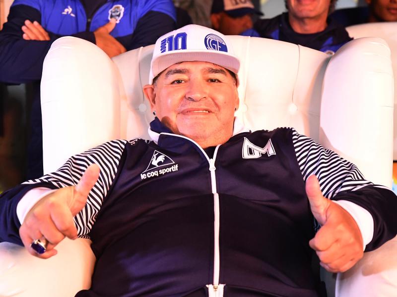 Diego Maradona hat seinen Vertrag als Trainer von La Plata verlängert