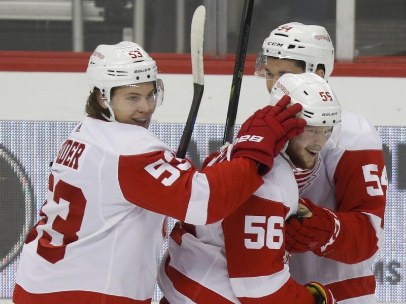 Moritz Seider (l) hofft auf eine erfolgreiche NHL-Zukunft. Foto: Keith Srakocic/AP/dpa