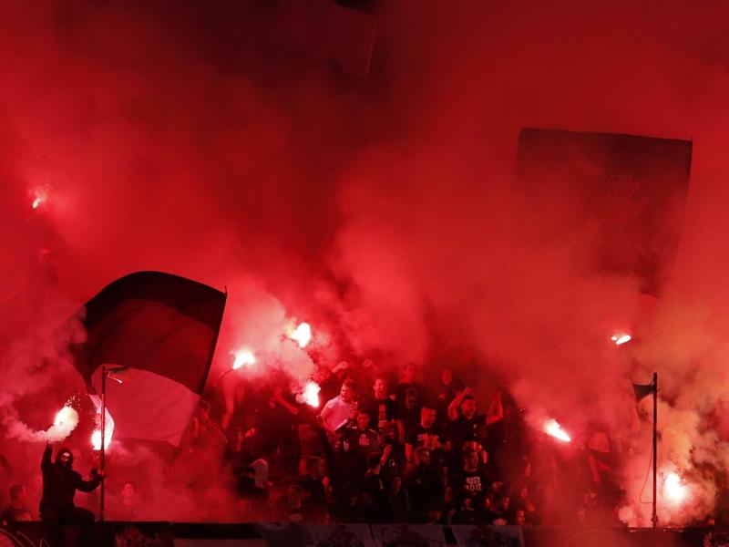 Fans entzünden in Belgrad Fackeln beim Halbfinale zwischen Partizan und Roter Stern