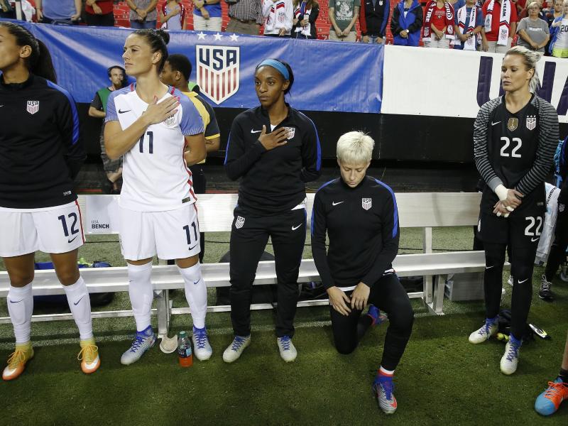 Protest: US-Nationalspielerin Megan Rapinoe (2.v.r) bei der Nationalhymne