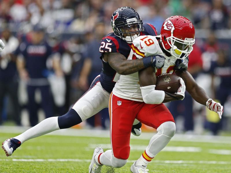 Kareem Jackson (l.), der 2016 noch für die Houston Texans spielte, hat sich mit dem Coronavirus infiziert Kareem Jackson (l.), der 2016 noch für die Houston Texans spielte, hat sich mit dem Coronavirus infiziert