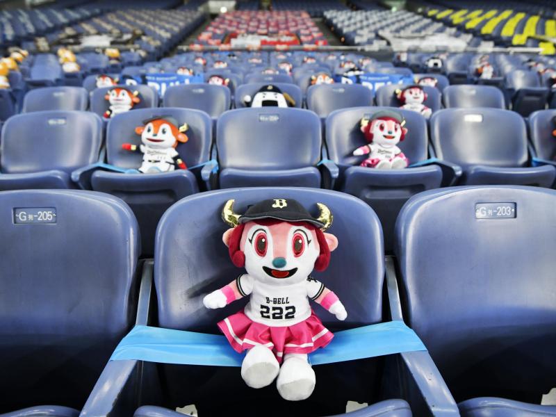 Auch beim Baseballspiel der Orix Buffaloes gegen die Rakuten Eagles waren keine Fans zugelassen Auch beim Baseballspiel der Orix Buffaloes gegen die Rakuten Eagles waren keine Fans zugelassen