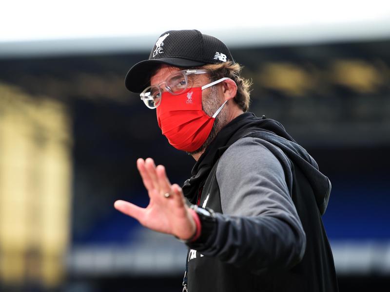 Jürgen Klopp kommt mit Mundschutz zur Auftaktpartie nach der Corona-Zwangspause gegen Everton