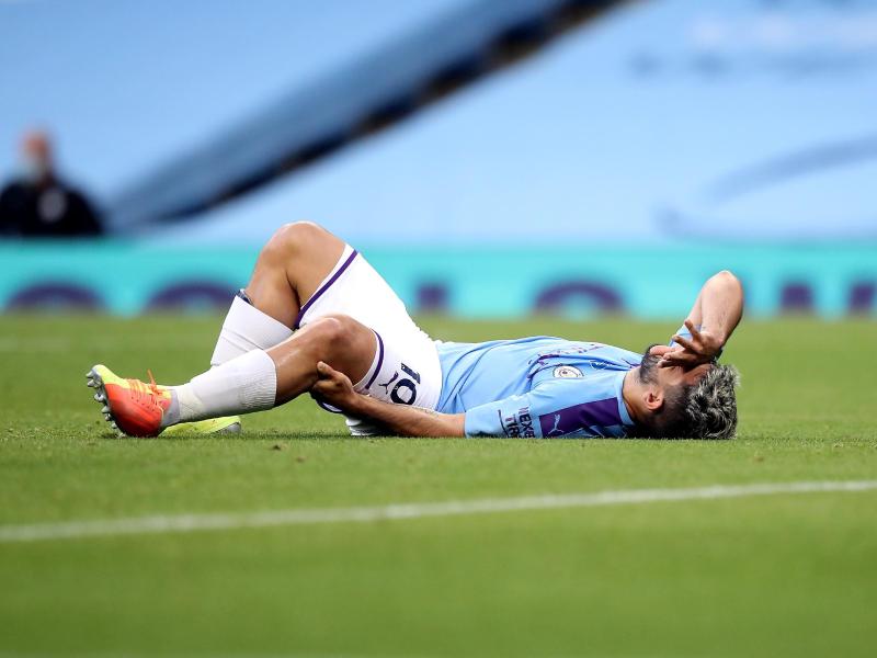 Sergio Agüero liegt beim Spiel gegen den FC Bunley verletzt auf dem Rasen und hält sich das Knie