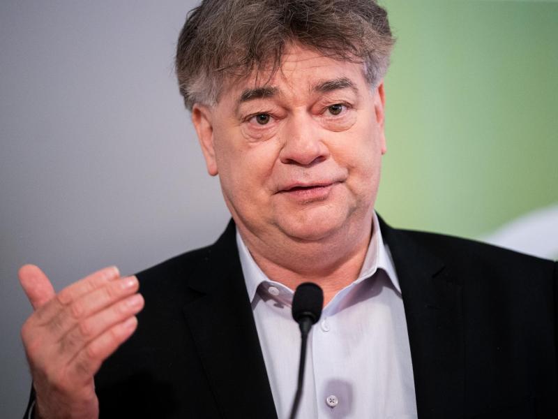 Will wieder Zuschauer in begrenzter Anzahl in die Stadien lassen: Österreichs Vizekanzler und Sportminister Werner Kogler Will wieder Zuschauer in begrenzter Anzahl in die Stadien lassen: Österreichs Vizekanzler und Sportminister Werner Kogler