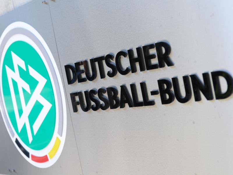 DFB-Logo und Schriftzug vor der Zentrale des Deutschen Fußball-Bundes in Frankfurt am Main DFB-Logo und Schriftzug vor der Zentrale des Deutschen Fußball-Bundes in Frankfurt am Main
