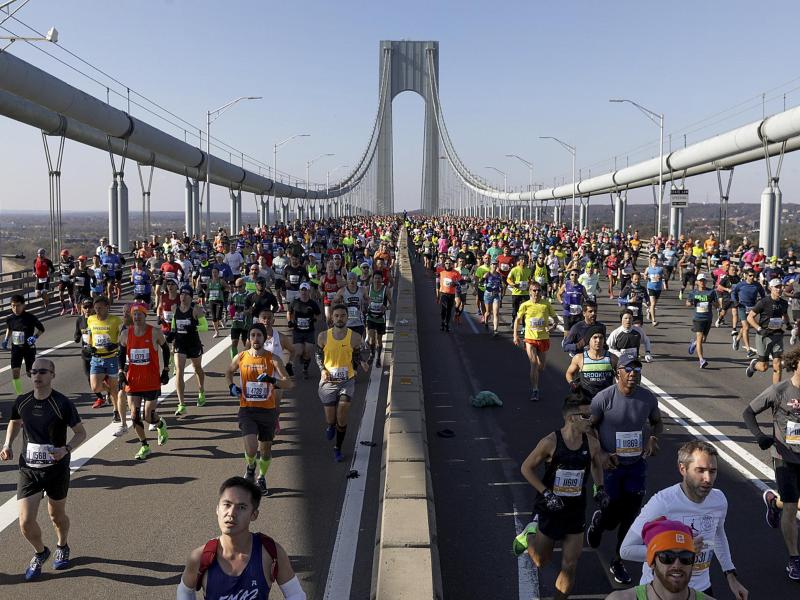 Läufer überqueren beim New York Marathon die Verrazano Narrows Bridge in Staten Island Läufer überqueren beim New York Marathon die Verrazano Narrows Bridge in Staten Island