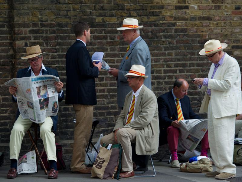 Die Mitglieder des Marylebone Cricket Clubs (erkennbar am rot-gelb gestreiften Binder) bekommen erstmals eine Präsidentin