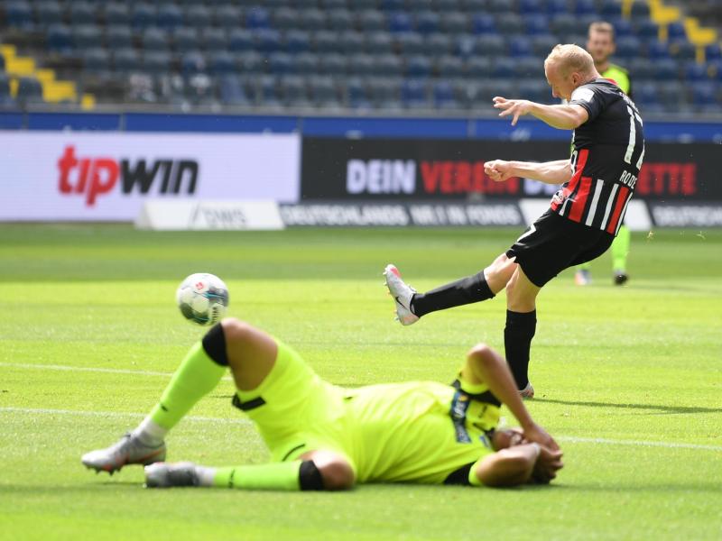 Sebastian Rode (r.) brachte Eintracht Frankfurt gegen SC Paderbon in Führung
