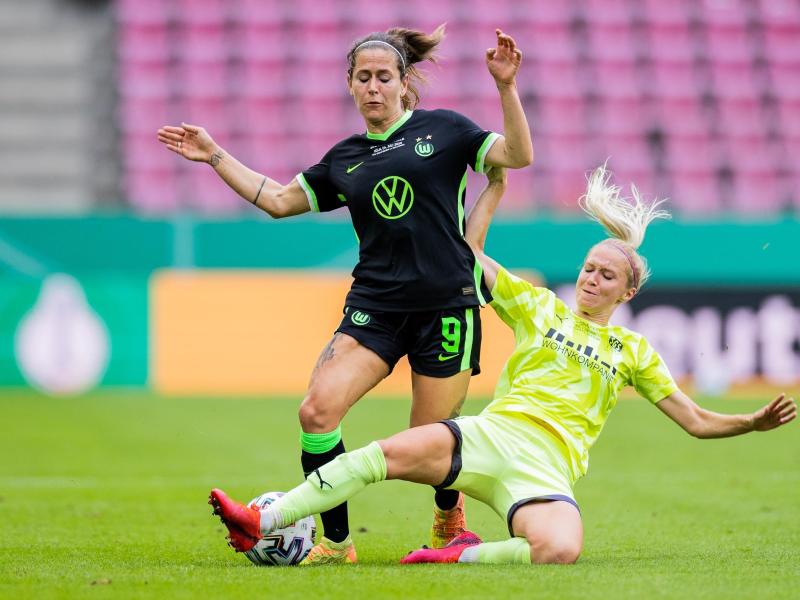 Zeichnet kein gutes Bild vom deutschen Frauen-Fußball: Wolfsburgs Nationalspielerin Anna Blässe (l)