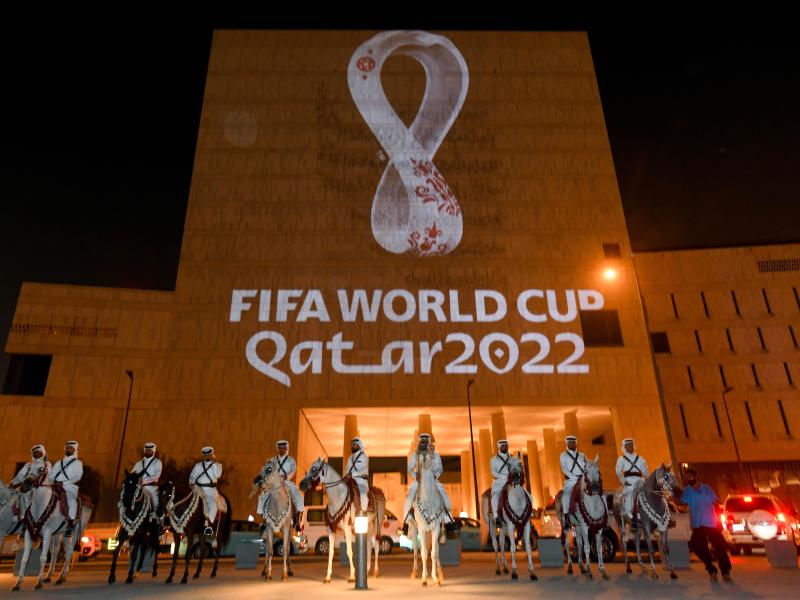 An die Fassade des Gebäudes in Souq Waqif Doha, der Hauptstadt von Katar, wird das Logo der Fußball-Weltmeisterschaft in Katar 2022 projiziert