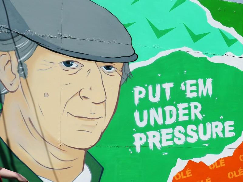Ein Wandbild in Dublin erinnert an den verstorbenen Weltmeister und Nationaltrainer Irlands Jack Charlton