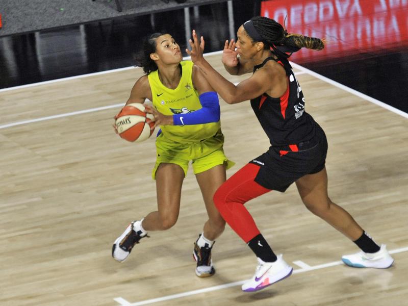 Satou Sabally von den Dallas Wings (l.) wird von A'ja Wilson von den Las Vegas Aces geblockt Satou Sabally von den Dallas Wings (l.) wird von A'ja Wilson von den Las Vegas Aces geblockt