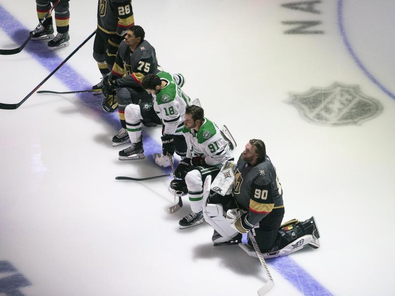 Bei der Partie zwischen den Vegas Golden Knights und den Dallas Stars kniete ein NHL-Quartett Bei der Partie zwischen den Vegas Golden Knights und den Dallas Stars kniete ein NHL-Quartett