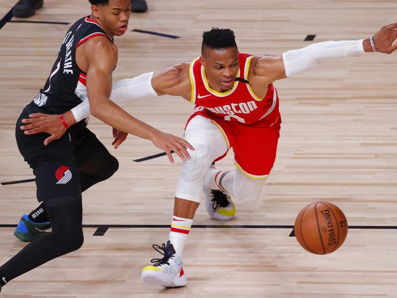 Muss um die Fortsetzung der NBA-Playoffs bangen: Houstons Russell Westbrook (r) Muss um die Fortsetzung der NBA-Playoffs bangen: Houstons Russell Westbrook (r)