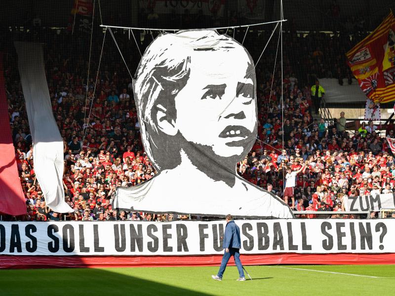 Freiburger Fans bringen ihren Unmut zur Situation des Fußballs zum Ausdruck Freiburger Fans bringen ihren Unmut zur Situation des Fußballs zum Ausdruck