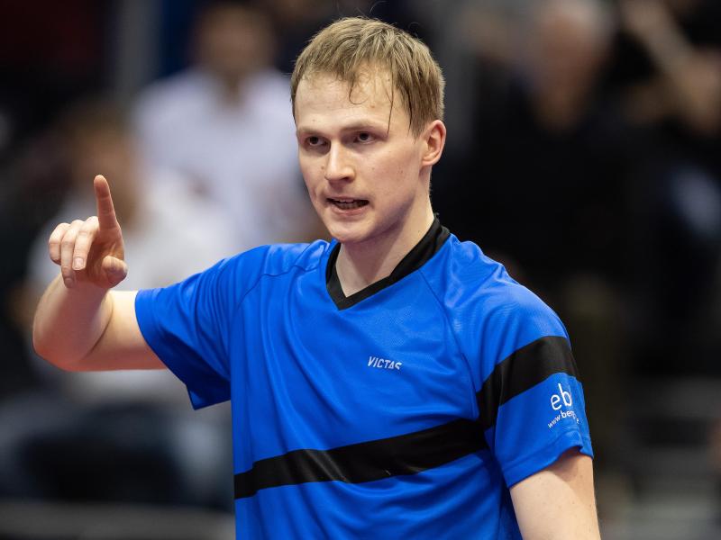 Benedikt Duda zeigt den Finger nach oben Benedikt Duda zeigt den Finger nach oben