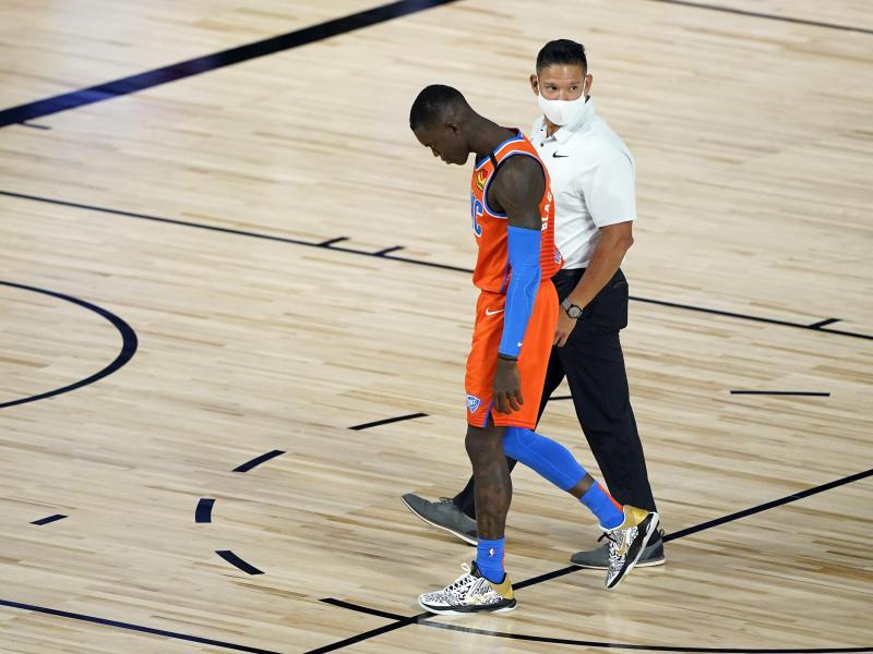 Dennis Schröder von den Oklahoma City Thunder verlässt das Spielfeld, nachdem er ein Foul begangen hat Dennis Schröder von den Oklahoma City Thunder verlässt das Spielfeld, nachdem er ein Foul begangen hat