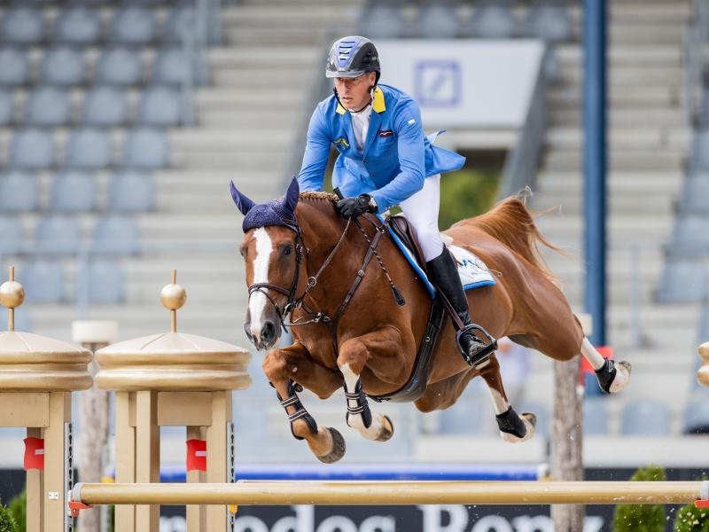 Christian Ahlmann überspringt auf seinem Pferd Mandato ein Hindernis Christian Ahlmann überspringt auf seinem Pferd Mandato ein Hindernis