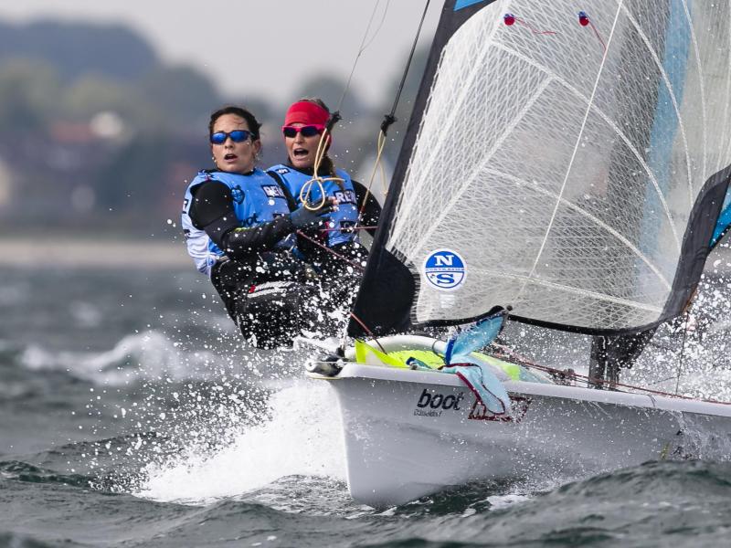 Die 49er-FX-Seglerinnen Tina Lutz (l.) und Susann Beucke Die 49er-FX-Seglerinnen Tina Lutz (l.) und Susann Beucke
