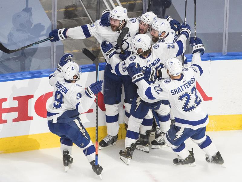 Die Spieler von Tampa Bay Lightning jubeln über einen Treffer gegen die Islanders Die Spieler von Tampa Bay Lightning jubeln über einen Treffer gegen die Islanders