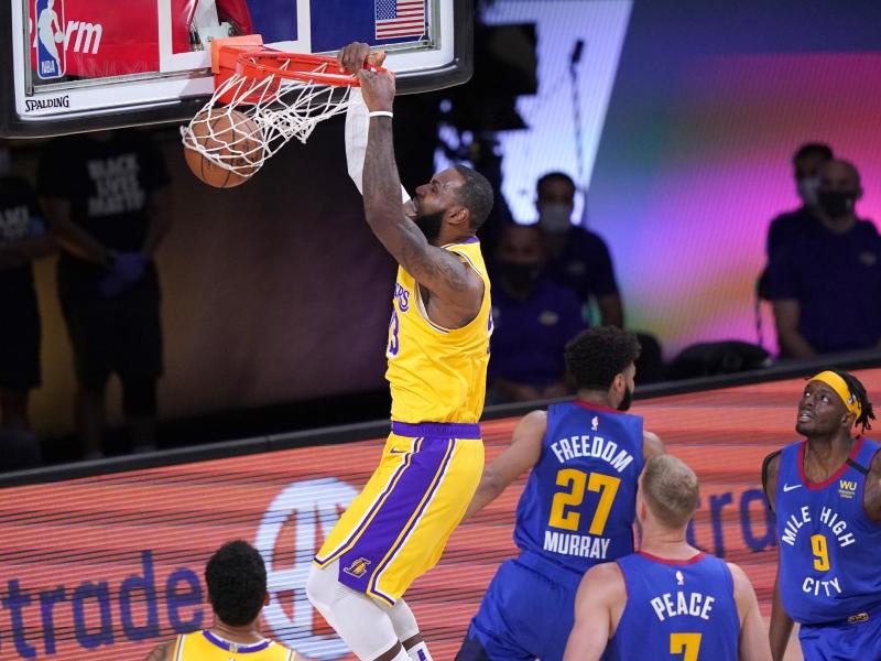 LeBron James von den Los Angeles Lakers (oben) punktet und hängt am Korb LeBron James von den Los Angeles Lakers (oben) punktet und hängt am Korb
