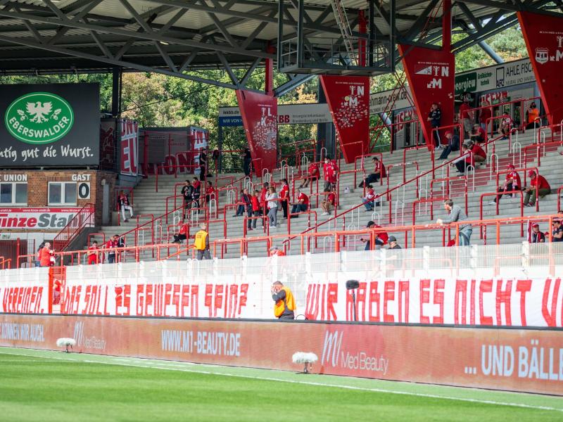 Mit einem Transparent üben die Fans vom 1. FC Union Berlin Kritik an den Fußball-Verbänden