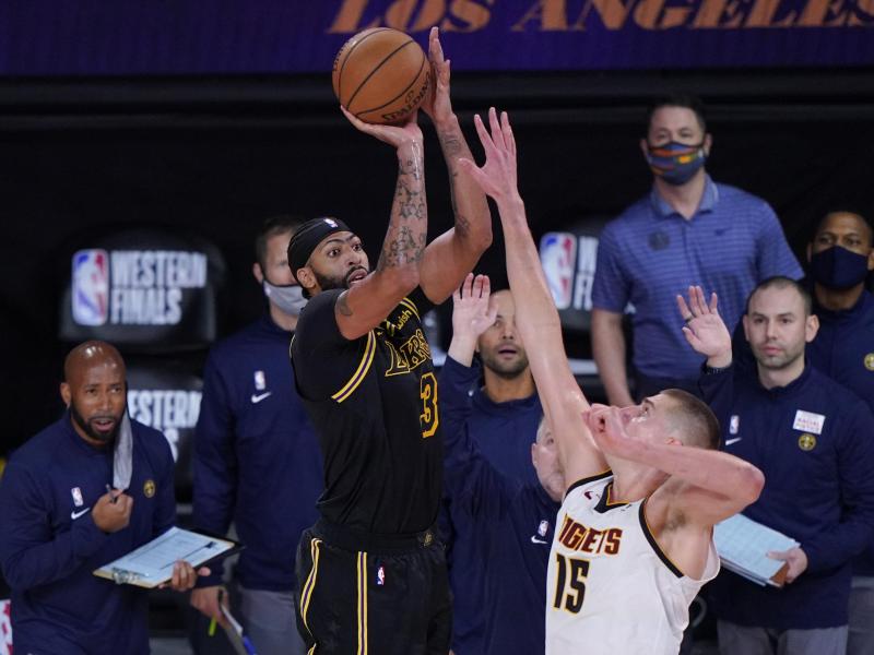 Anthony Davis (l) verwandelt gegen Nikola Jokic von den Nuggets den Dreier zum Sieg Anthony Davis (l) verwandelt gegen Nikola Jokic von den Nuggets den Dreier zum Sieg