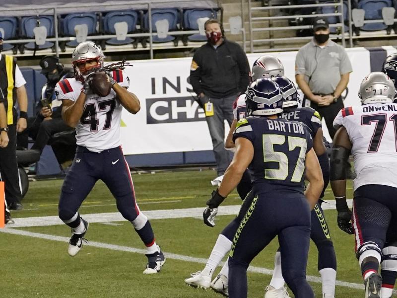 Der Stuttgarter Football-Profi Jakob Johnson (l) von den Patriots fängt einen Touchdown Der Stuttgarter Football-Profi Jakob Johnson (l) von den Patriots fängt einen Touchdown
