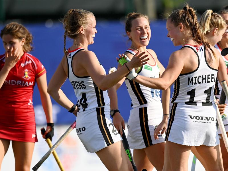 Deutschlands Lena Micheel (r/11) bejubelt ihren Treffer zum 2:0 mit Pia Maertens (2.vl) Deutschlands Lena Micheel (r/11) bejubelt ihren Treffer zum 2:0 mit Pia Maertens (2.vl)