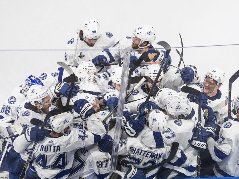 Die Spieler der Tampa Bay Lightning feiern den Sieg gegen die Dallas Stars Die Spieler der Tampa Bay Lightning feiern den Sieg gegen die Dallas Stars