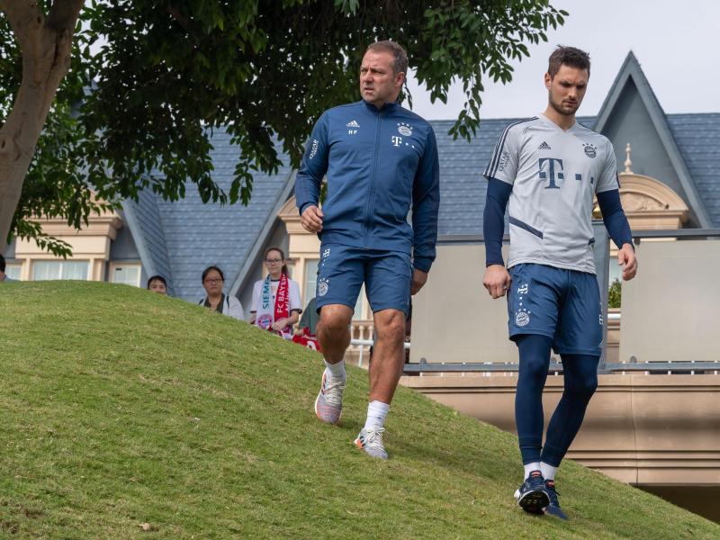 Bayern-Trainer Hansi Flick (l) und Torwart Sven Ulreich (r) im Trainingslage Bayern-Trainer Hansi Flick (l) und Torwart Sven Ulreich (r) im Trainingslage